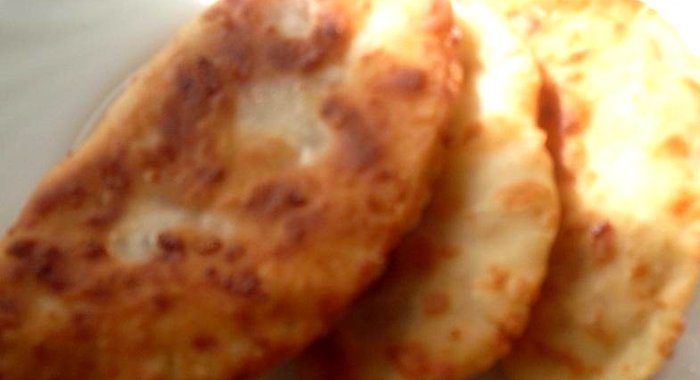 Пирожки из сырного теста с колбасой