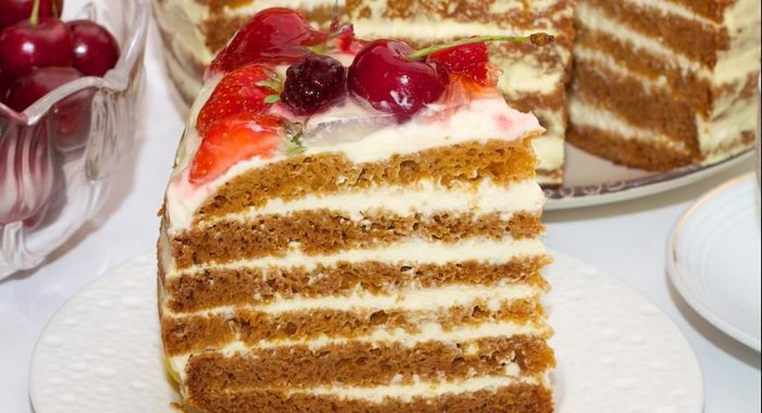 Торт Медовик из разливного теста с клубникой