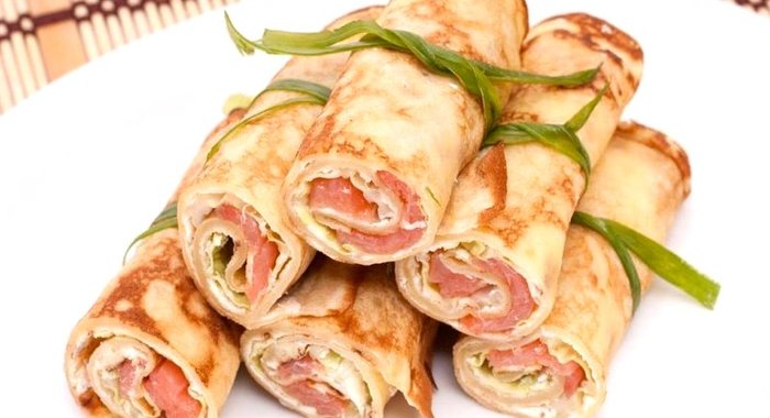 Рулетики из блинов с семгой