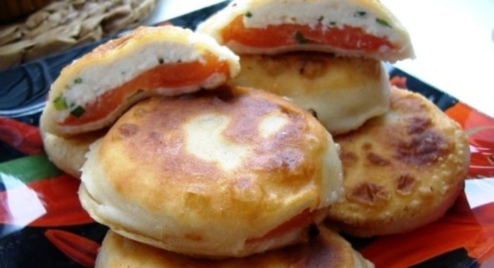 Пирожки с помидорами и творогом