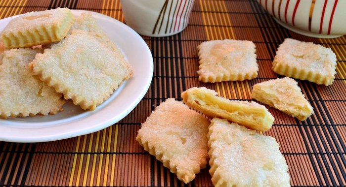 Простое печенье из быстрого слоеного теста на сметане