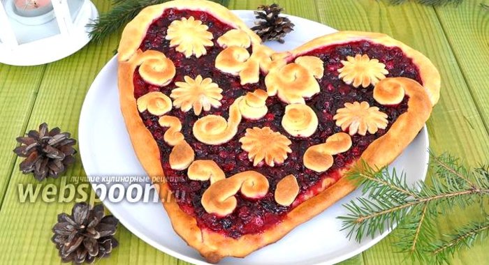 Пирог «Сердечко» с клюквой