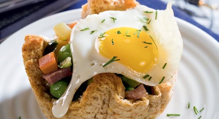 Гнезда из хлеба с овощами и перепелиными яйцами