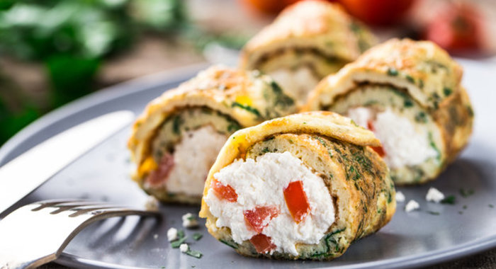 Рулетики из омлета со сливочным сыром