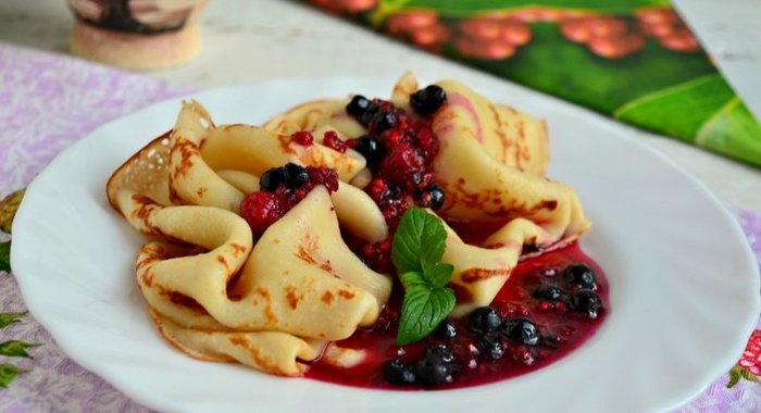 Блинчики с карамелизированными ягодами