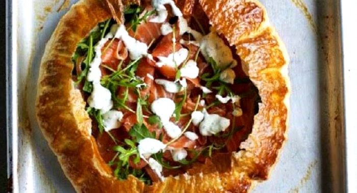Тарт из копченого лосося и сметаны