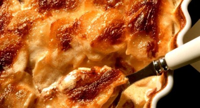 Картофельная запеканка с беконом и луком