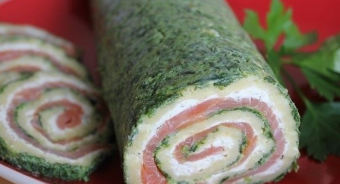 Рулет из красной рыбы и шпината