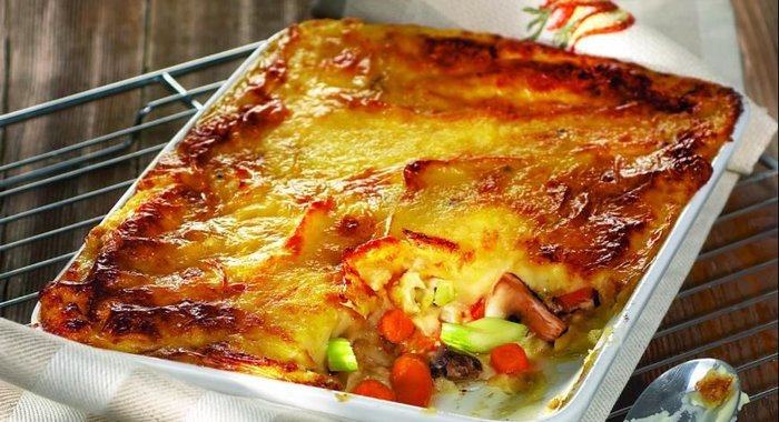 Картофельная запеканка с мясом индейки и клюквенным соусом