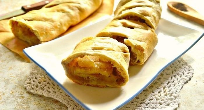 Яблочный штрудель из слоеного бездрожжевого теста