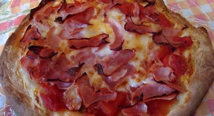 Пицца с ветчиной и помидорами