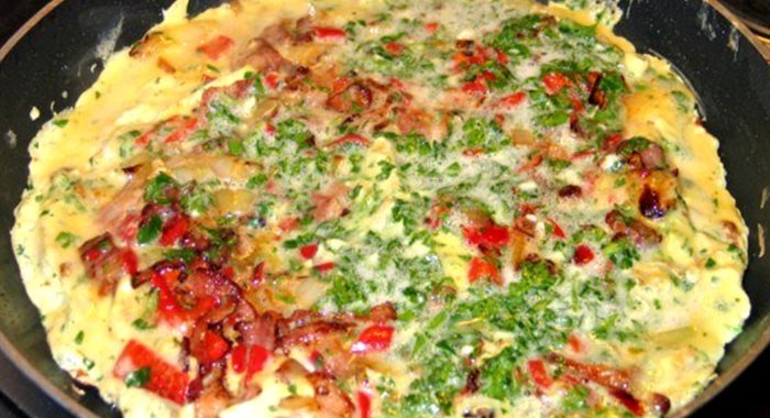 Баскский омлет с обжаренными перчиками