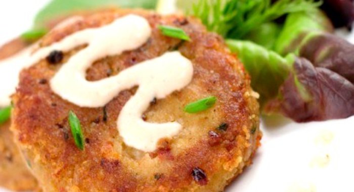 Тунисские рыбные котлеты с айоли из лимона и паприки