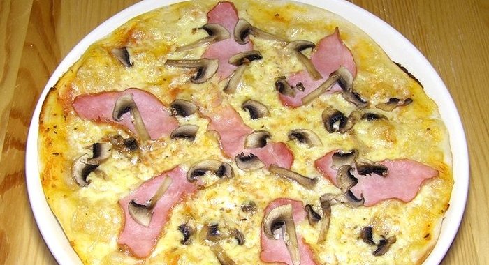 Пицца с ветчиной и шампиньонами