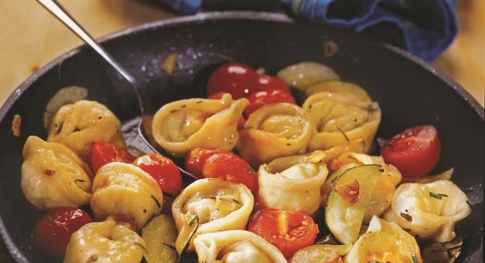 Тортеллини с креветками и оливками