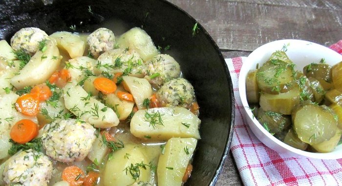 Тефтели с картошкой на сковороде