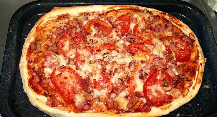 Бездрожжевая пицца с колбасными изделиями