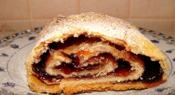 Быстрый рулет с вареньем