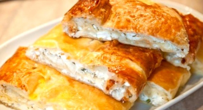 Рулет из слоеного теста с творогом