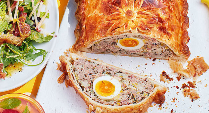 Пирог со свиными колбасками и яйцом