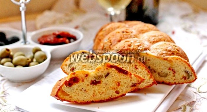 Закусочный кекс с вялеными томатами и оливками