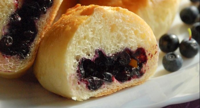 Пирожки дрожжевые с черникой