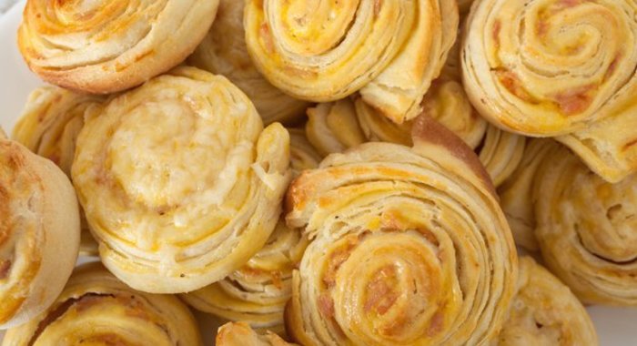 Слоеные крутики с сыром