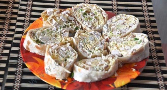 Рулет из лаваша с курицей и сыром