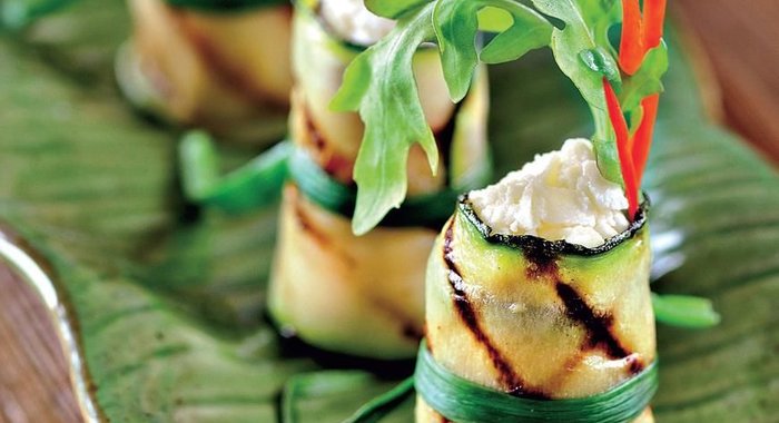 Рулетики из цукини со свежим сыром и руколой