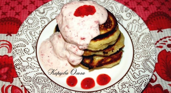 Оладушки на кефире без яиц, с подливкой из сметаны с клубникой.