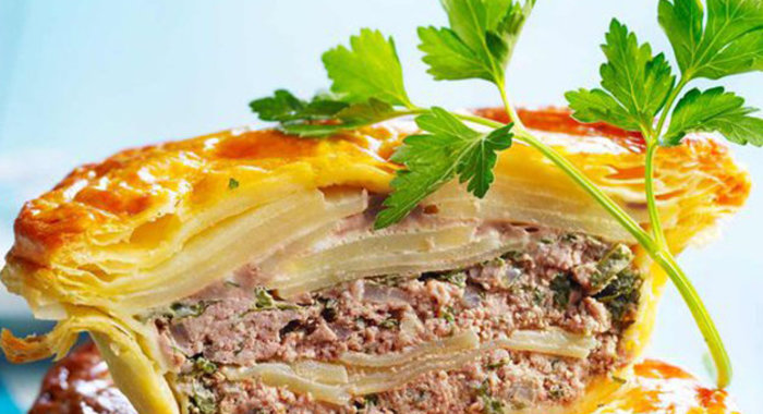 Слоеный пирог с картофелем и говяжьим фаршем