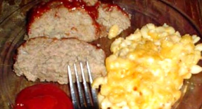 Мясной рулет и макароны с сыром