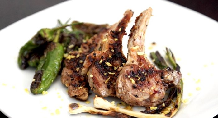 Бараньи котлетки с зеленым чесноком на гриле