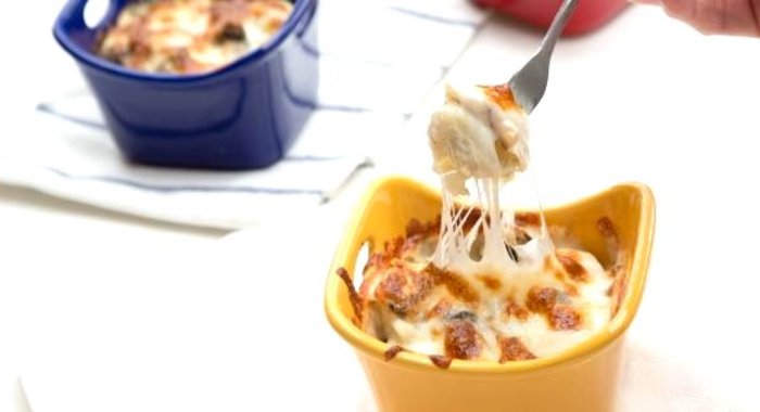 Запеканка из пельменей с сыром и грибами