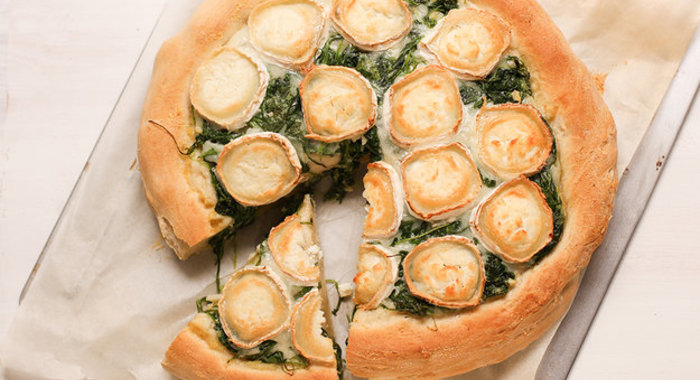 Дрожжевая пицца с рукколой и козьим сыром