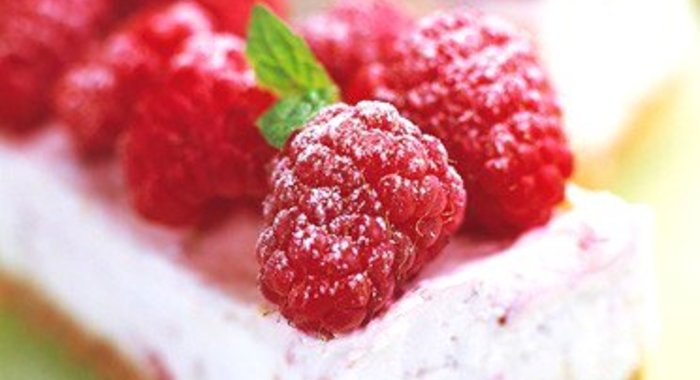 Замороженный миндально-малиновый пирог