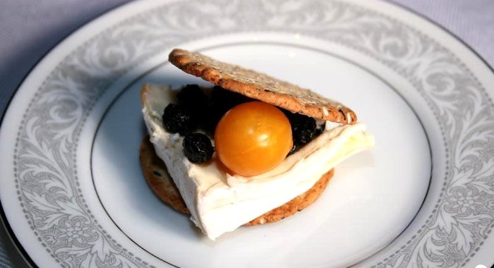 Сырный крекер с черникой и помидором