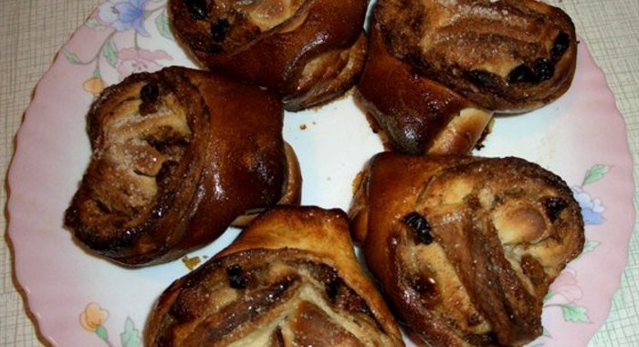 Плюшки с изюмом и корицей