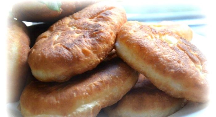 Пирожки жареные с тушеной капустой