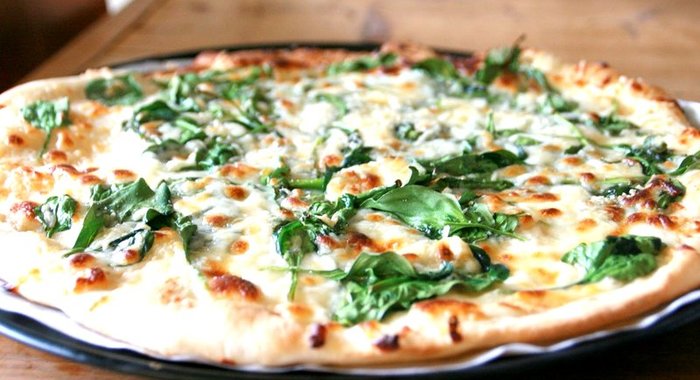 Пицца со шпинатом и сыром