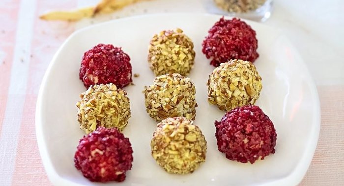 Сырные шарики с хлебными палочками