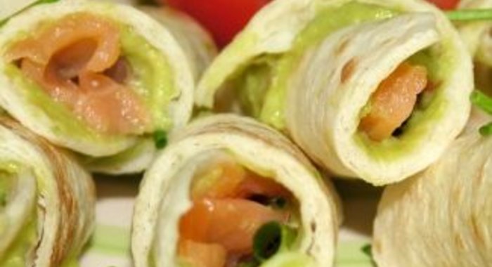 Рогалики из тортии с авокадо и копченым лососем