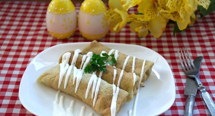 Блинчики со шпинатом, беконом и грибами