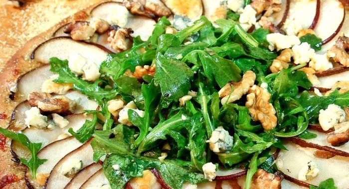 Пицца с грушей и сыром