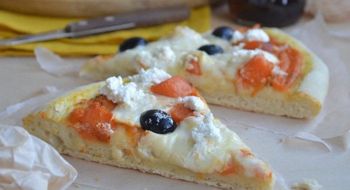 Осенняя пицца с тыквой, маслинами и рикоттой