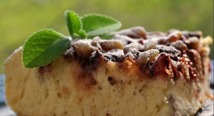 Клубничный кекс с кедровыми орешками