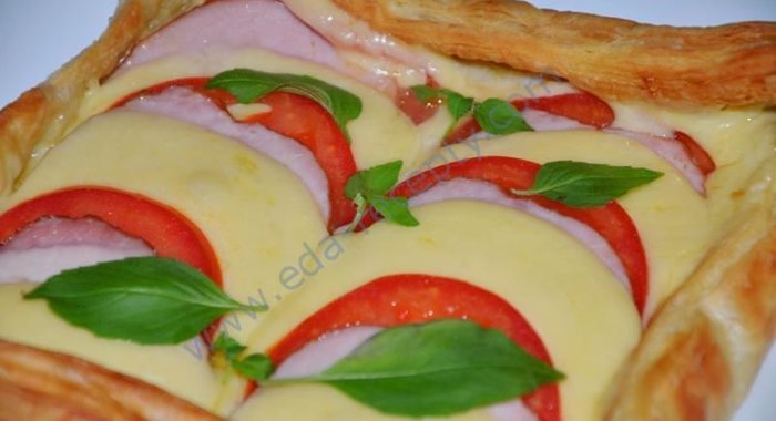 Быстрая и простая слоеная пицца в духовке