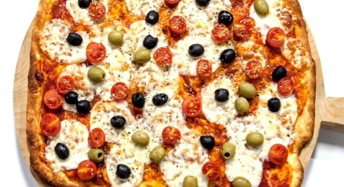 Пицца с оливками и помидорами