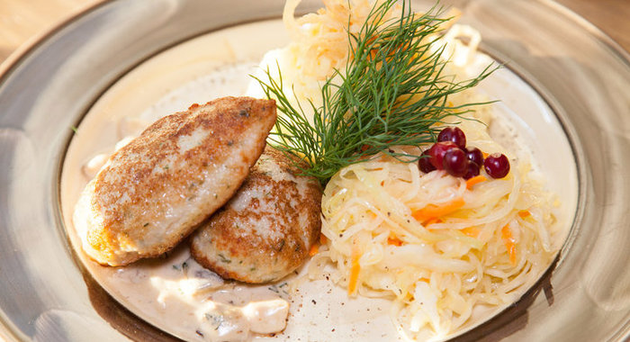 Куриные котлеты с пюре и грибным соусом