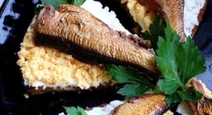 Чесночные гренки с яйцом и шпротами